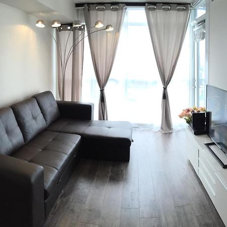 Stylish And Bright 2Br Condo In The Heart Of Downtown Торонто Екстер'єр фото